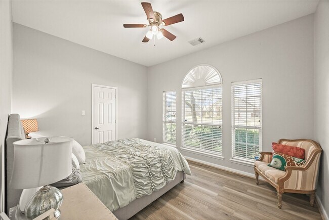 Building Photo - 1330 Leigh Gdns Dr