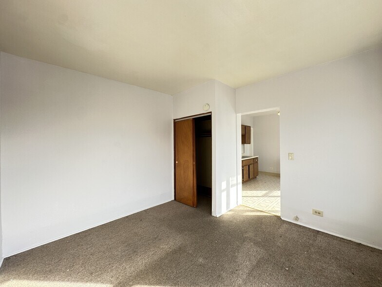 Building Photo - 4393 N Elston Ave