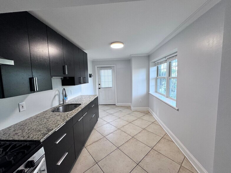 Building Photo - 412 Sommerville Plz