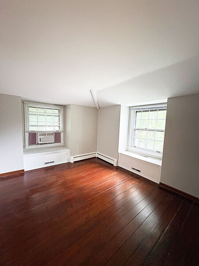 Building Photo - 114 W Hillside Ave