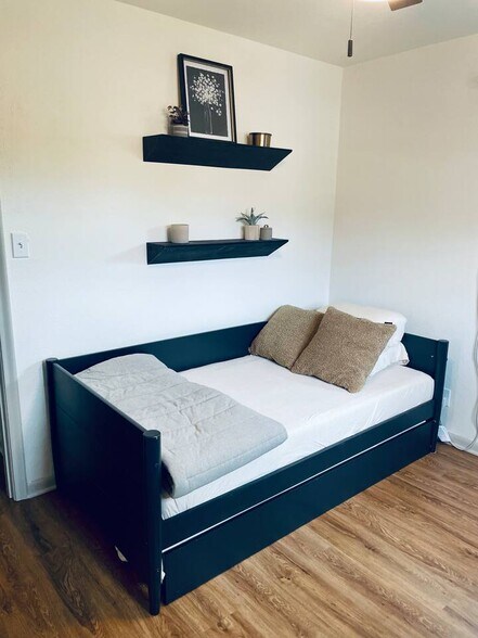 Building Photo - 2429 W Saint Vrain St