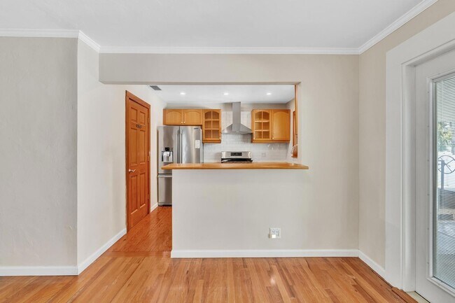 Building Photo - 1527 Mayo St