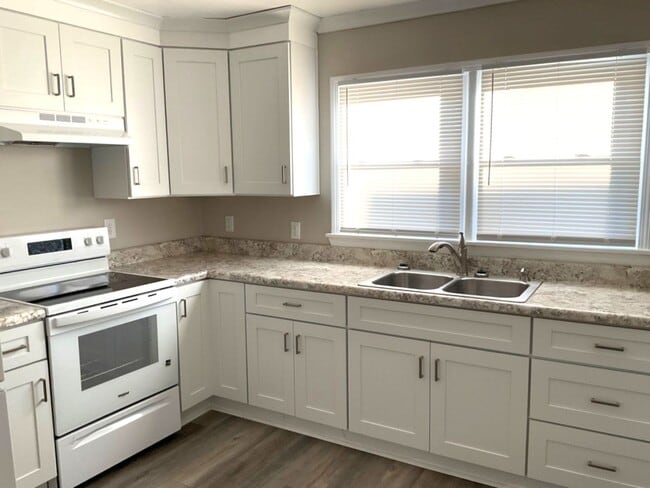 Building Photo - 615 Riverside Dr