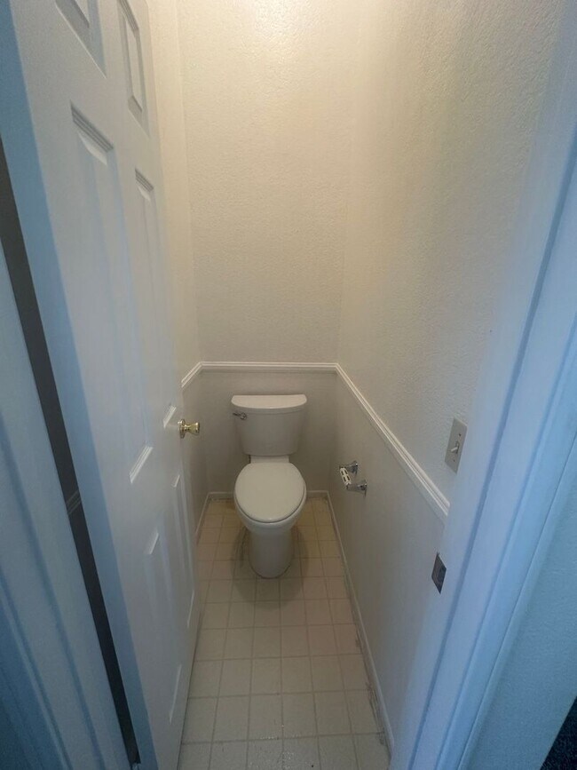 Building Photo - 5 BEDROOM, 2 STORY,SPACIOUS VICTORVILLE HOME! NEAR MALL!