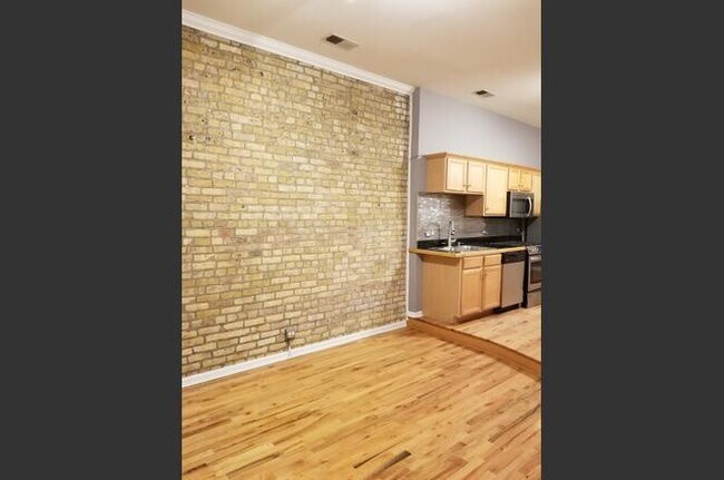 Building Photo - 533 N Ashland Ave
