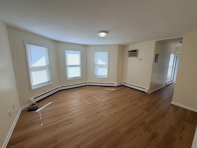 Building Photo - 14 Oakwood Ave