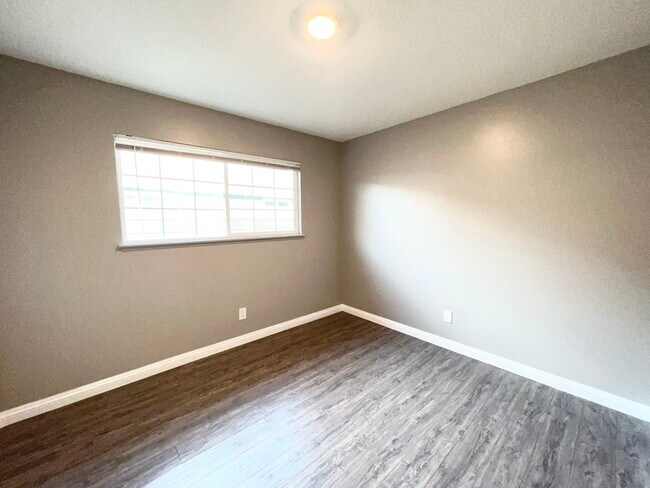 Building Photo - 824 N San Diego Ave