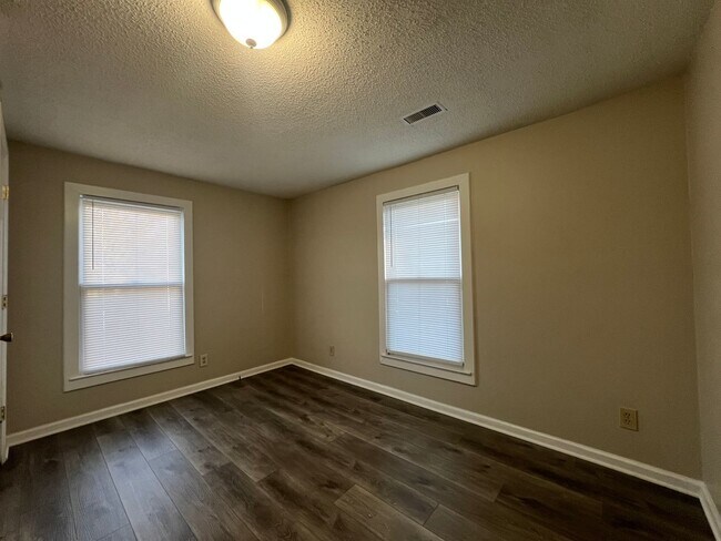 Building Photo - AVAILABLE TO SHOW!