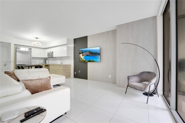 Building Photo - 1300 Brickell Bay Dr