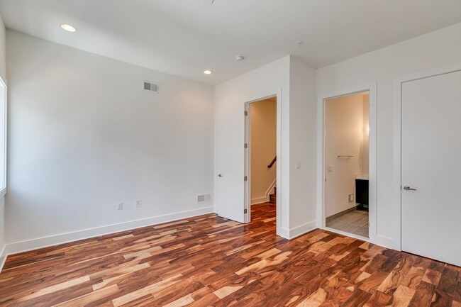 Building Photo - Northern Liberties Townhome with Parking