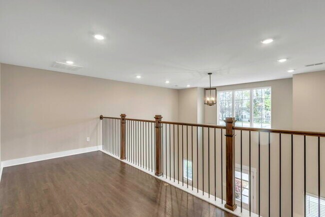 Building Photo - Modern 2 Bedroom Townhome on the Swamp Rab...