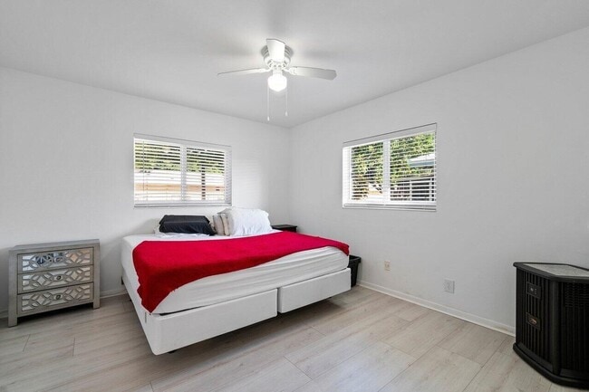 Building Photo - 2856 NE 5th Ave