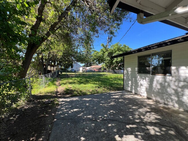 Building Photo - Charming Immaculate Three Bedroom Rambler in Tacoma