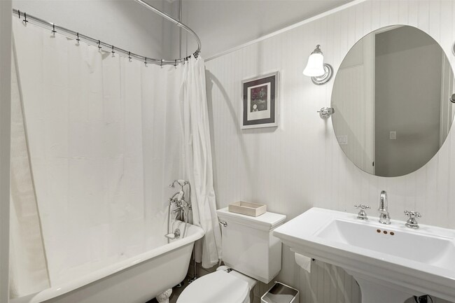 Building Photo - 1044 Memorial Village Dr