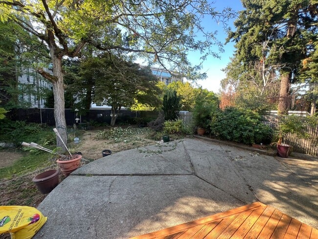 Building Photo - Charming 3-Bedroom Home with Fresh Updates