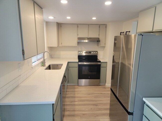 Building Photo - Great update 4-Bedroom Home On The South H...