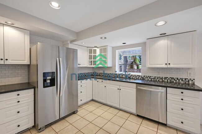 Building Photo - "Charming 3-Bedroom Bellevue Retreat: Cozy Comfort & Ideal Location!"