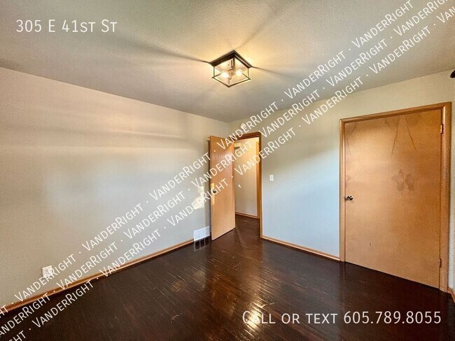 Building Photo - 305 E 41st St