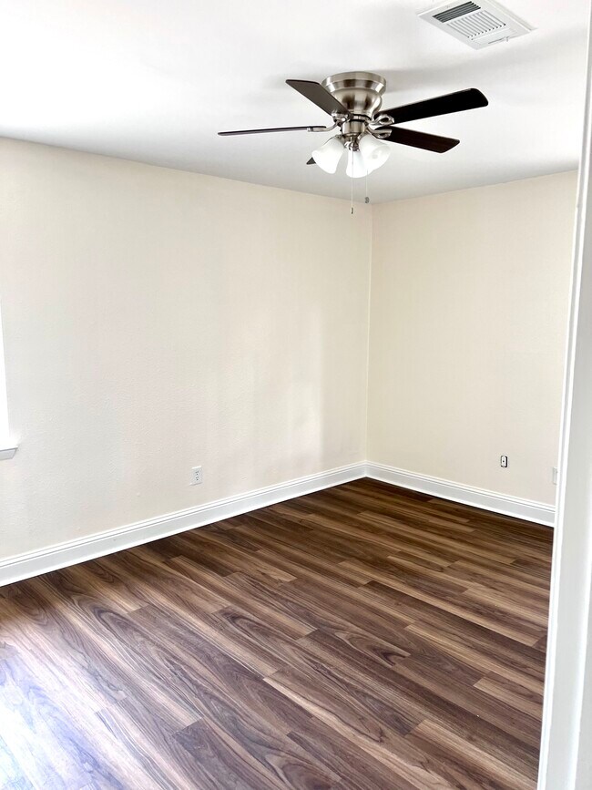 Building Photo - 1206 King Henry Dr