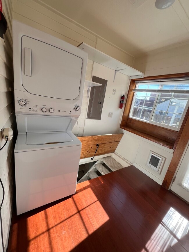 Building Photo - 118 E Chelan Ave