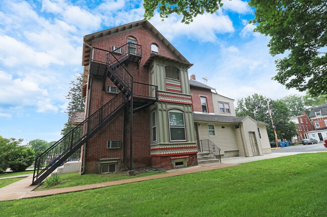 Building Photo - 609 S High St