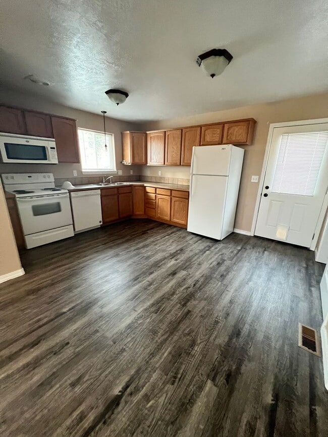 Building Photo - "Beautiful 4 Bedroom House For Rent" - Not furnished