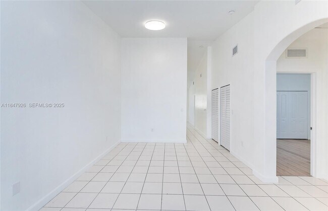 Building Photo - 2908 SE 17th Ave