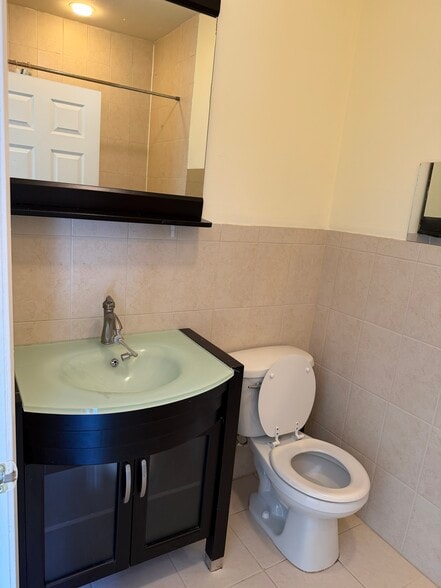 bathroom - 43 Ravine Ave