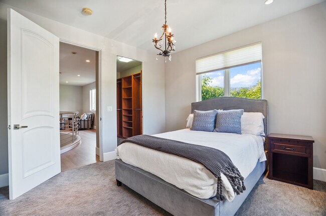 Guest bedroom # 3 w/ walk in closet - 841 N Crescent Heights Blvd