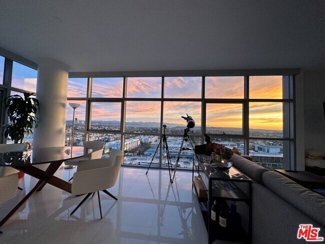 Building Photo - 13700 Marina Pointe Dr