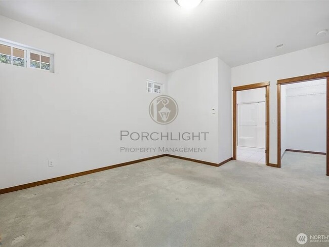 Building Photo - 237 Creekview Crest