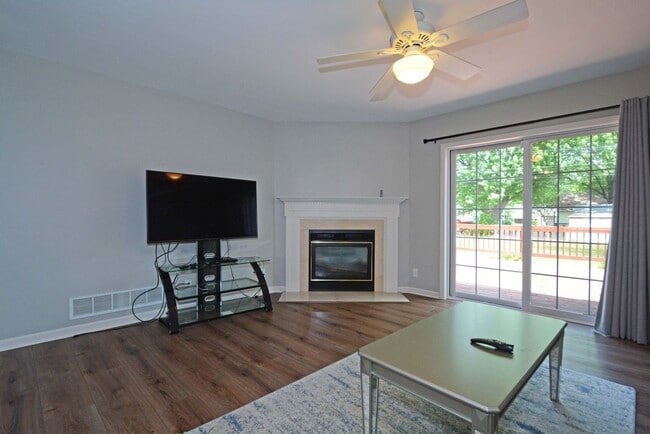 Building Photo - Spacious 5-Bed 3-Bath Home in South St. Paul - Available Now!