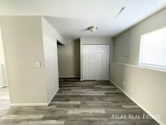 Building Photo - Renovated 2 Bed 1 Bath with Washer/Dryer &...