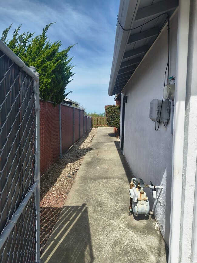 Building Photo - 3BED/2BATH Single Family Home Located in Desirable San Pablo, Ca. With Beautiful Ocean Front View!!