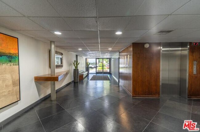 Building Photo - 750 N Kings Rd