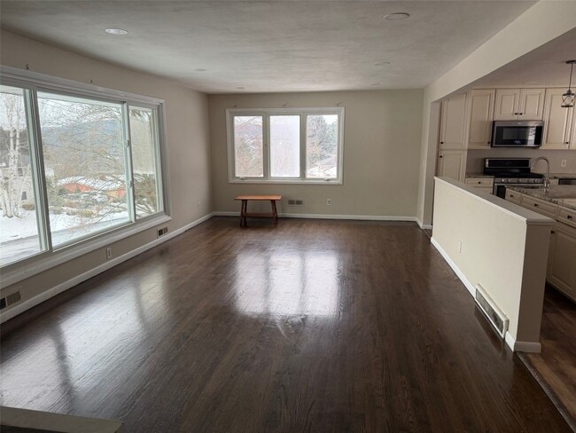 Building Photo - 17 Dover Dr