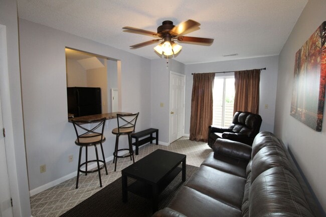 Building Photo - 1330 Bradley Dr