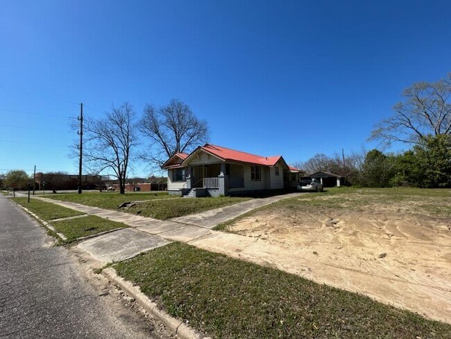 Building Photo - 2111 Sansom Ave