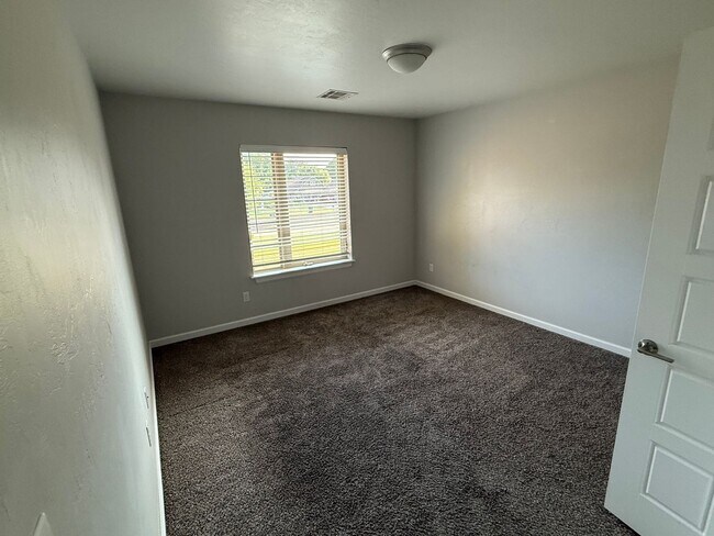 Building Photo - Amazing 3 bed 2 bath duplex near NW 122nd St
