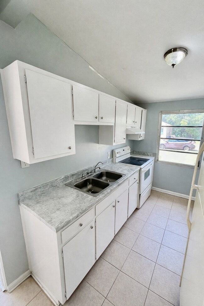 Building Photo - Cobblestone Charm w/This Spacious 3BR/1BA Dade City Home