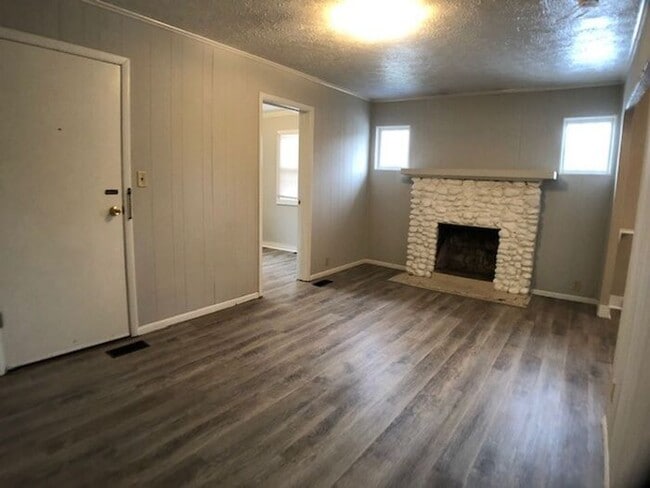Building Photo - 2 bedroom duplex in Niles