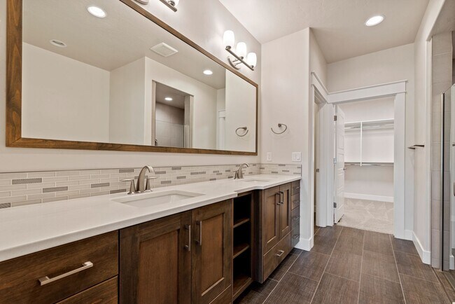 Building Photo - 2 bed 2.5 bath premium upgraded home in 55...