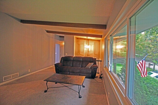 Building Photo - Beautifully updated 'Tonka rental available! 3 beds 2 baths in Royal Hills!