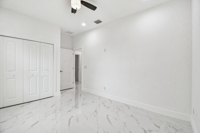 Building Photo - 1403 W 9th St