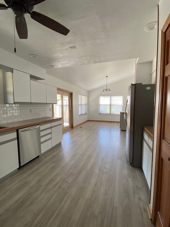 Building Photo - 3 Bedroom 2 Bath home