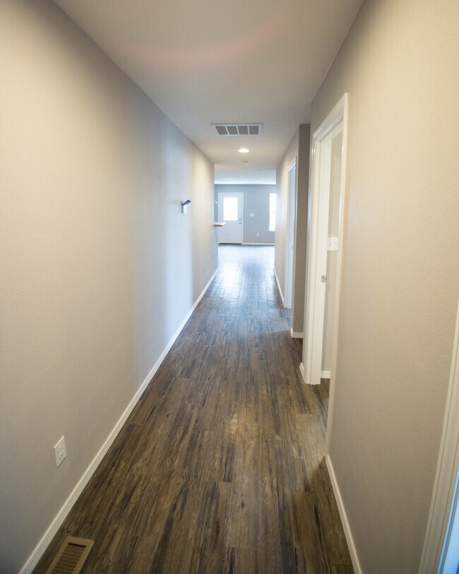 Building Photo - 805 Windmill Dr