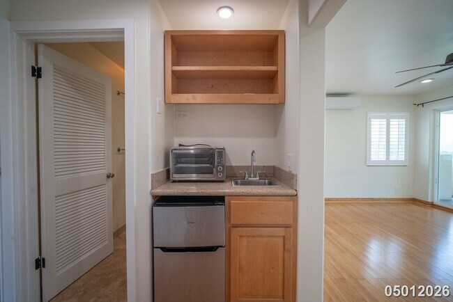 Building Photo - Available Now! Studio / 1 BA / 1 Parking stall in Kailua