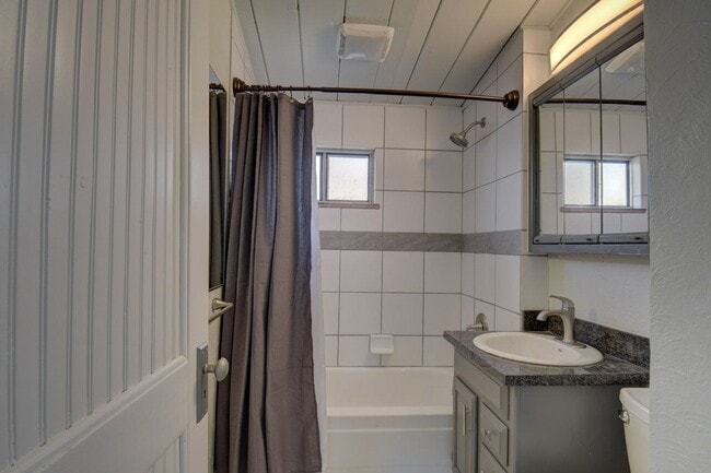 Building Photo - 918 S Arcadia St