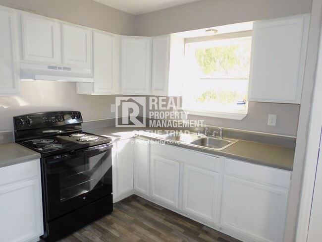 Building Photo - 3 bed/1.5 bath Bungalow in the Heart of Hi...