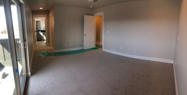 Building Photo - Modern Townhome, Centrally located.